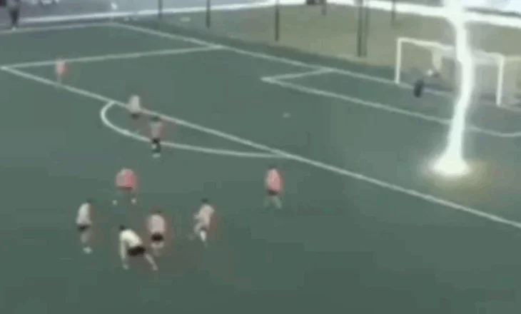 VIDEO/ Pamje horror nga stërvitja e moshave të Fiorentinës, rrufeja bie në fushë, bien disa prej lojtarëve 