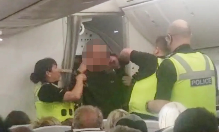 VIDEO/ Panik në ajër, pasagjeri i dehur godet stjuardesën me grusht dhe bërtet se avioni do të rrëzohet