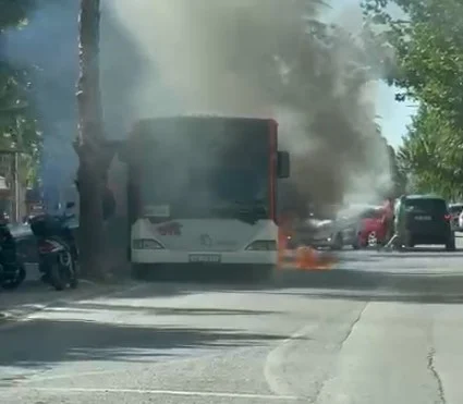 VIDEO/ Përfshihet nga flakët autobusi në Durrës, detajet e para
