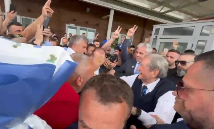 VIDEO/ Plot me entuziazëm, qindra banorë të Tropojës e presin kryetari e PD-së Sali Berisha që në doganë