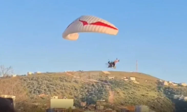 VIDEO / Prag tragjedie në Himarë, parashutisti bie keq në bregdet, shikoni momentin e frikshëm