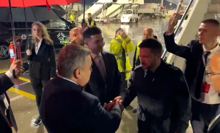 VIDEO/ Presidenti ukrainas mbërrin në Tiranë! Zelensky pritet në Rinas nga Gonxhja e Vengu
