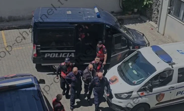 Video/ Pritet të njihet me masën e sigurisë! Momenti kur Flobens Meçja mbërrin në gjykatën e Durrësit