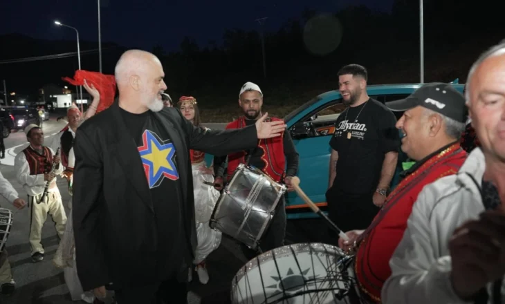 Video/ Rama dhe Noizy me daulle, “spektakël” në rrugën e sapopërfunduar Maqellarë-Peshkopi