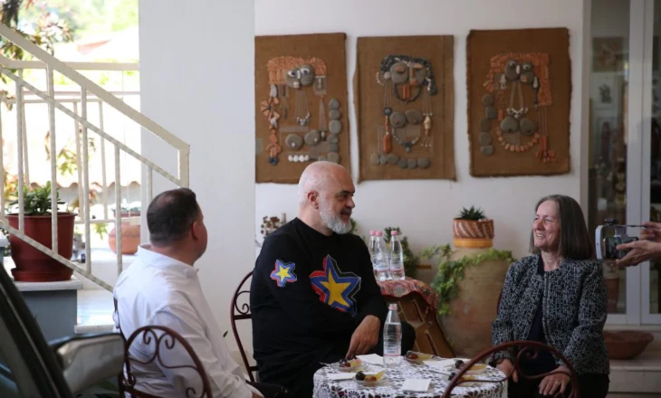 VIDEO/ Rama në studion e skulptores Llambrini Dëna: Folklori e historia, në objekte të denja në Beratin e UNESCO-s