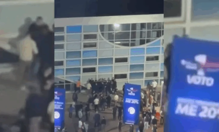 VIDEO- Sherr gjatë takimit të Berishës në Elbasan, disa persona dhunojnë njëri-tjetrin