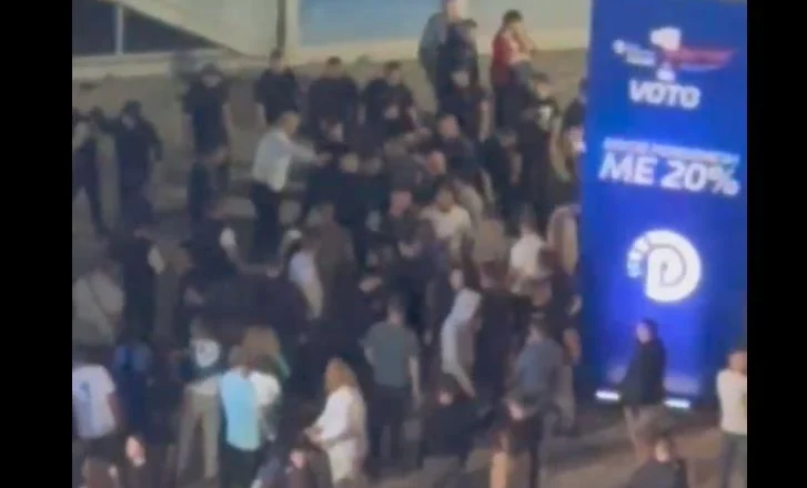 VIDEO / Sherr ‘madhështor’ në Elbasan, demokratët rrihen me njëri-tjetrin gjatë mitingut të Berishës