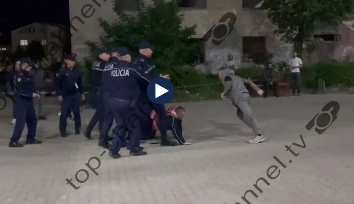 VIDEO / Sherr në një qendër numërimi në Kukës, Policia tenton të ndalojë të riu, ai u shpëton nga duart