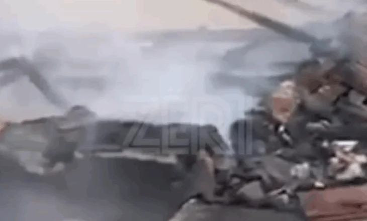 VIDEO/ Shkrumbohet tërësisht banesa në Lezhë, familja del mes flakëve