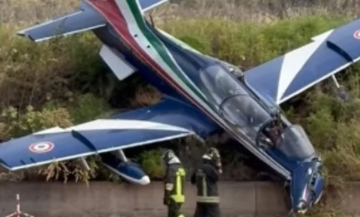 VIDEO/ Shmanget tragjedia! Përplasen në ajër tre avionë ushtarakë gjatë shfaqjes në Itali, plagoset një pilot