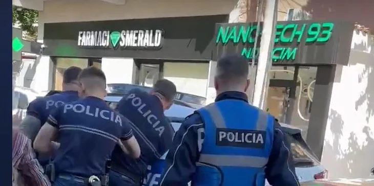 VIDEO/ Skena si në filma në mes të Tiranës! Një person përplas makinën e policisë, momenti kur neutralizohet!