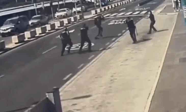 VIDEO / Sulm me thikë në aeroport, policia spanjolle vret 18-vjeçarin në sytë e turistëve