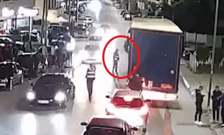 VIDEO / Të tjera pamje nga dhuna e Nallbatëve, shoferi i kamionit u godit edhe në sy të Policisë