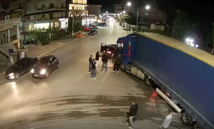 VIDEO / Tjetër akt dhune nga deputetët e Berishës, Nallbati godet më grusht shoferin e kamionit