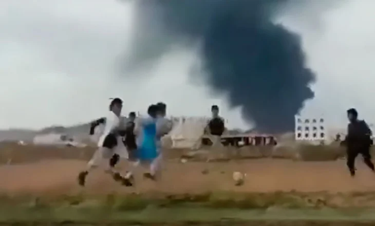 Video tronditëse/ Fëmijët luajnë futboll në Jemen teksa aeroporti i Sanaas bombardohet pas tyre