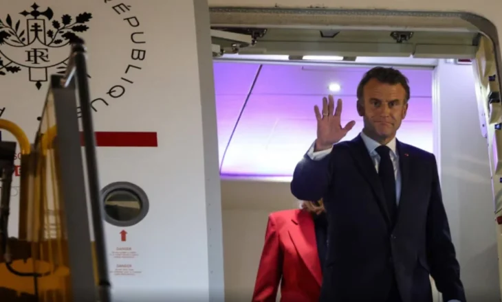 Video virale/ Presidenti Macron goditet me shuplakë nga gruaja e tij gjatë mbërritjes në Vietnam