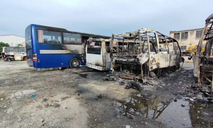 Video/ Zjarr në ish-parkun e Lushnjës, digjen 4 autobusë