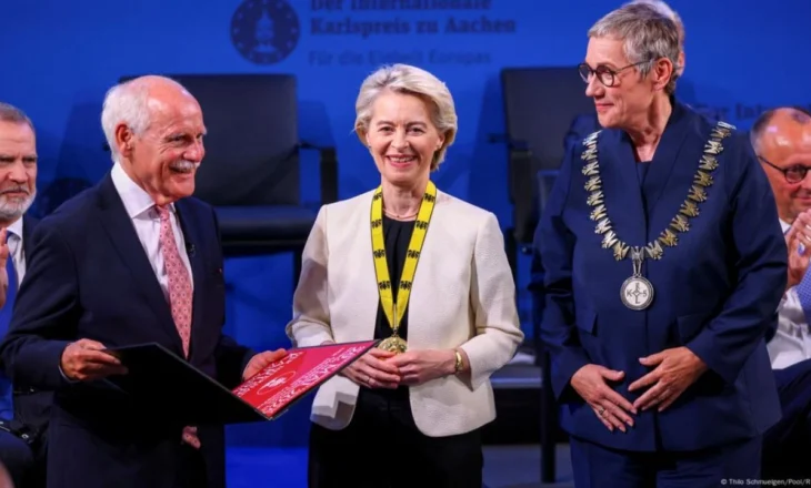 Von der Leyen Merr Çmimin e Karlit të Madh, i pranishëm në ceremoni edhe kryeministri Rama