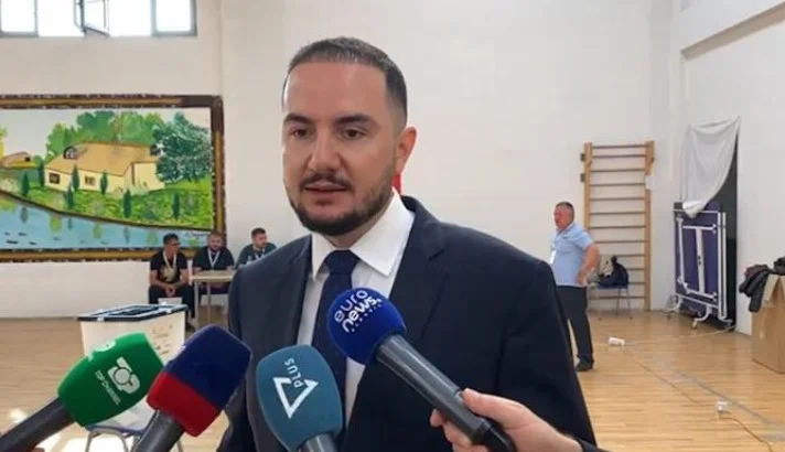 “Vota qoftë nga burgu, qoftë jashtë, njësoj”/Ervin Salianji voton në burgun e Fierit
