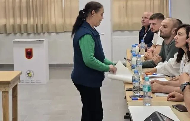 “Votimet në Shqipëri po kalojnë pa probleme serioze”, DW: Rënie e pjesëmarrjes në votime
