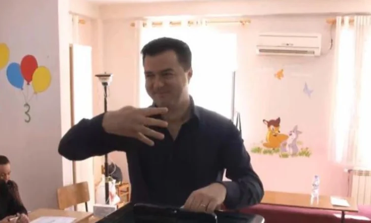 ‘Votoni për të ardhmen tuaj’, Basha voton bashkë me vajzën: Sot keni një të drejtë të çmuar