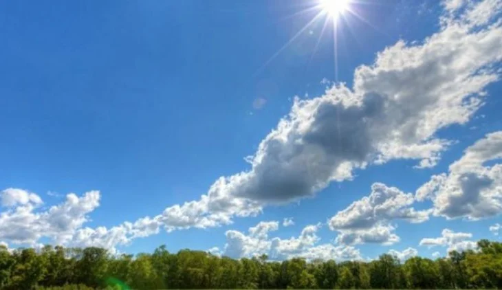 Vranësira por temperatura të ngrohta, parashikimi i motit për sot