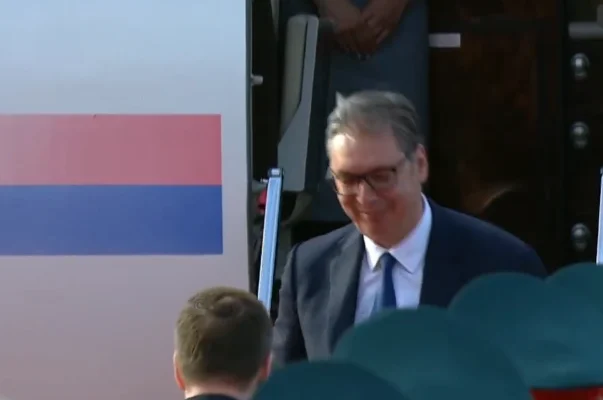 Vuçiç mbërrin në Moskë, pritet takimi me Putin