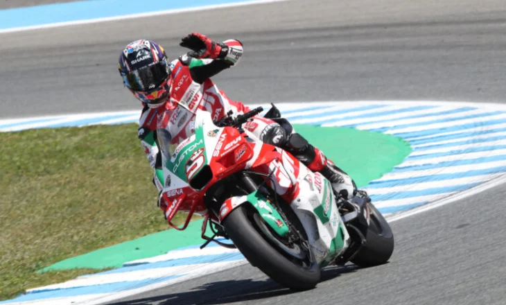 Zarco triumfon në pistën e Le Mansh, Marquez përfiton nga gabimet e rivalëve dhe nis shkëputjen