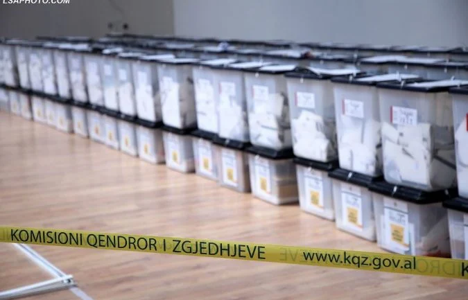 Zgjedhjet e 11 majit/ Materialet zgjedhore në Korçë, nis shpërndarja në të gjitha bashkitë e qarkut…