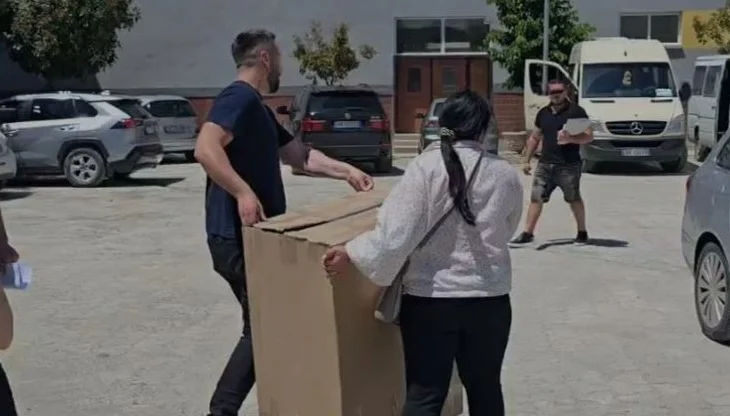 Zgjedhjet e 11 majit/ Nis shpërndarja e materialeve zgjedhore në tre KZAZ në Fier