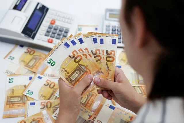 Zgjedhjet godasin monedhën europiane, prek minimum të ri historik, euro bie në ‘greminë’