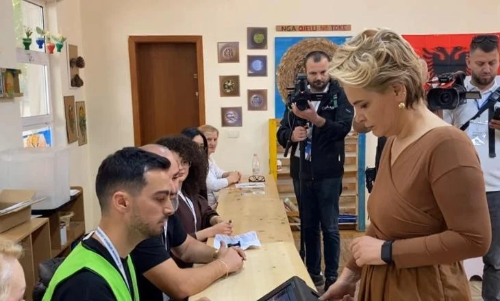 Zgjedhjet/ Monika Kryemadhi voton me të birin dhe nënën! Besart Metaj thirrje qytetarëve: Dilni votoni