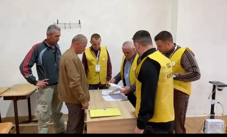 Zgjedhjet/ Nis edhe në KZAZ-në e Kukësit shpërndarja e materialeve në të gjitha qendrat e votimit! 