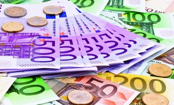 Zgjedhjet rrisin ofertën e valutës, Euro prek minimum të ri historik, bie poshtë 98 lekëve