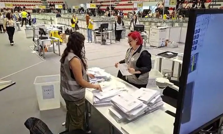 ‘Zhbllokohet’ situata, hapen kutitë me votat e emigrantëve nga Greqia