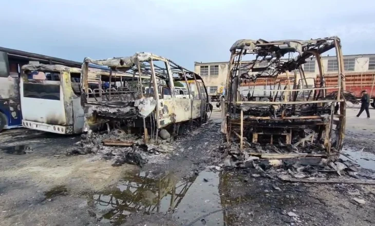 Zjarr në ish-parkun e automjeteve në Lushnje, digjen 4 autobusë! Tre prej tyre të shkrumbuar totalisht