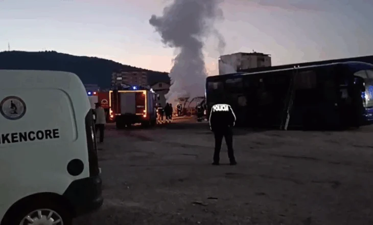 Zjarr në ish parkun e automjeteve në Lushnje, tre autobusë janë shkrumbuar tërësisht ndërsa një është djegur pjesërisht