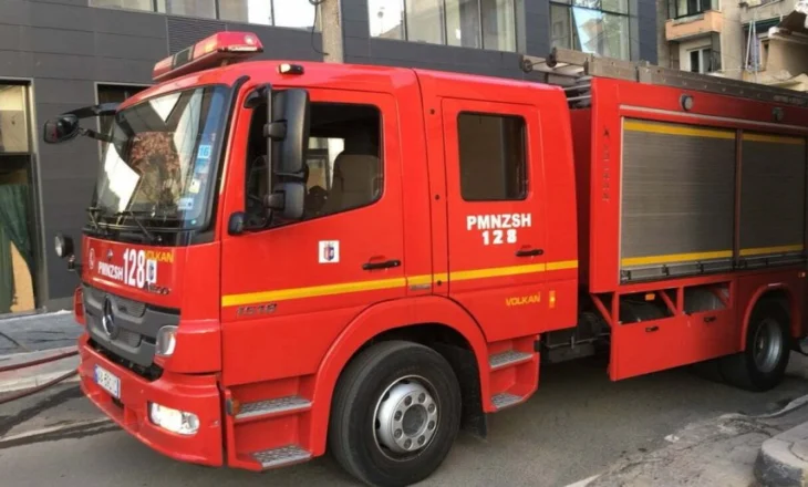 Zjarr në një varrezë automjetesh në Shkodër, digjen tre makina dhe një zyrë pune