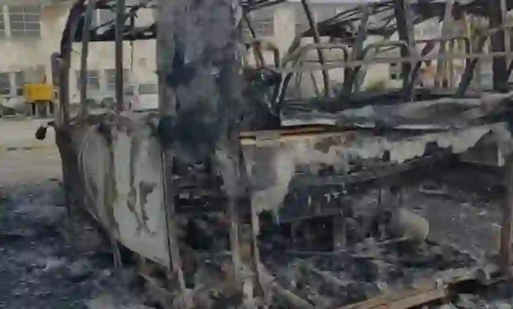 Zjarr në parkun e autobusëve në Lushnjë! Shkrumbohen katër prej tyre, ja dyshimet e para