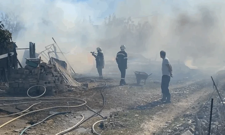 Zjarri ‘përpin’ një kasolle pranë disa banesave në Durrës, zbardhen detajet