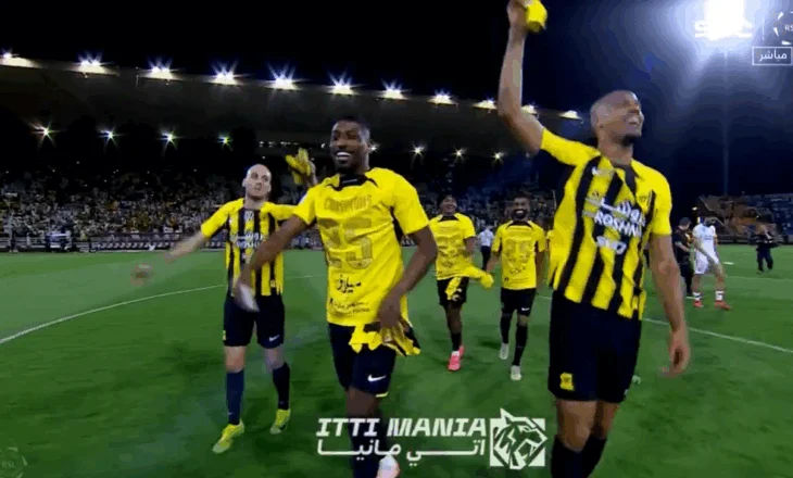 ZYRTARE/ Mario Mitaj ngre lart trofeun, shpallet kampion me Al Itihadin në Arabinë Saudite