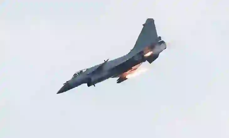 Zyrtarët amerikanë: Avioni luftarak i Pakistanit i prodhuar në Kinë rrëzoi dy avionë luftarakë indianë