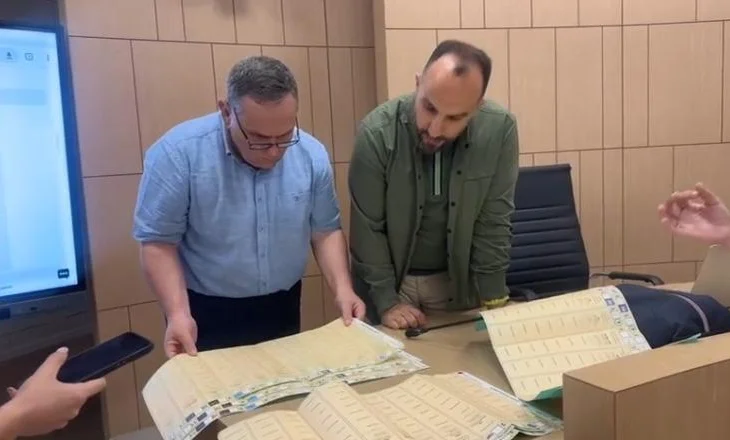 11 maji/ KAS hap kutitë e votimit për qarkun e Beratit, pretendimet e PD se vota nga Greqia u plotësua nga…