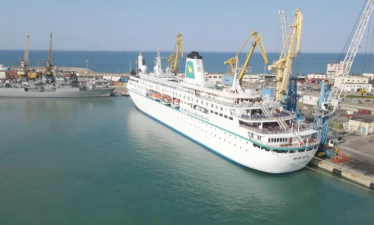 463 turistë gjermanë mbërrijnë në Portin e Durrësit me kroçerën “MV Deutschland” (Foto)