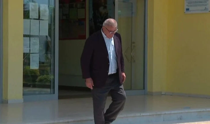 74-vjeçari që u diplomua pasi kaloi provimin e anglishtes