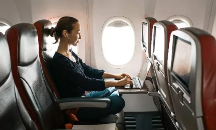 9 gjëra që s’duhet t’i vishni kurrë kur udhëtoni me avion – thonë stjuardesat