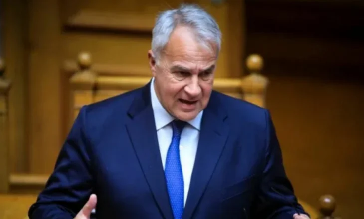 A preken shqiptarët?/ Ministri grek: Qëndrimi i gjatë i emigrantëve të paligjshëm nuk u mundëson legalizimin e tyre