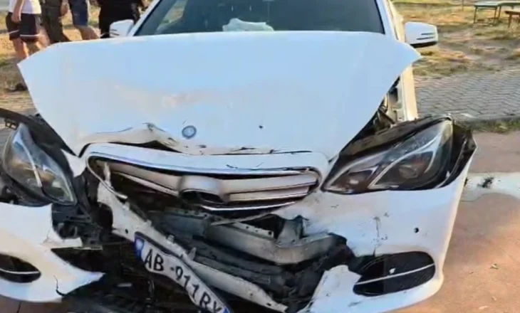 Aksident i frikshëm në Lezhë! Makina përplaset me automjetet e parkuar pranë një këndi lojërash