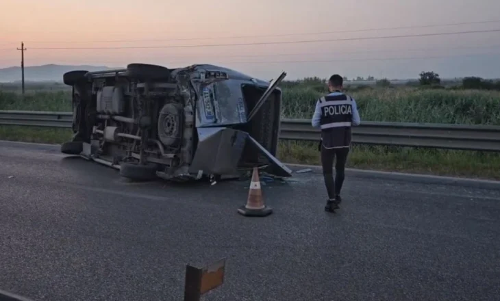 Aksident i rëndë në aksin Fier-Lushnjë, furgoni me pasagjerë përplaset me “Benz”-in! Shtatë të plagosur, tre në gjendje të rëndë