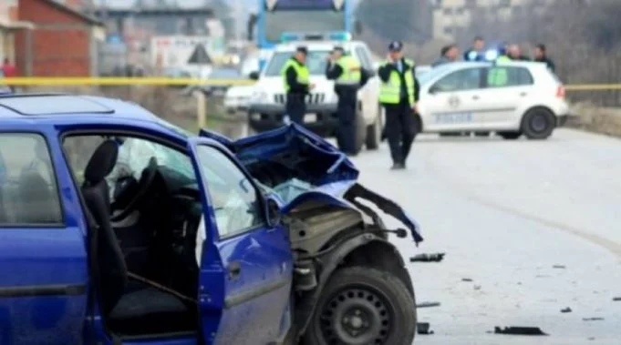Aksident i rëndë në rrugën Peqin–Elbasan/ Automjeti humb kontrollin dhe bie nga ura (Foto)